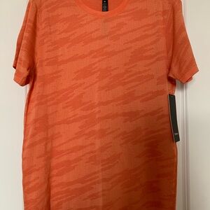 NWT Men’s Lululemon Golden Apricot Metal Vent Breathe SS. Slim Fit. Medium.
